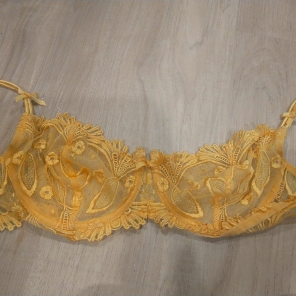Sexy flirty lace yellowโ bra